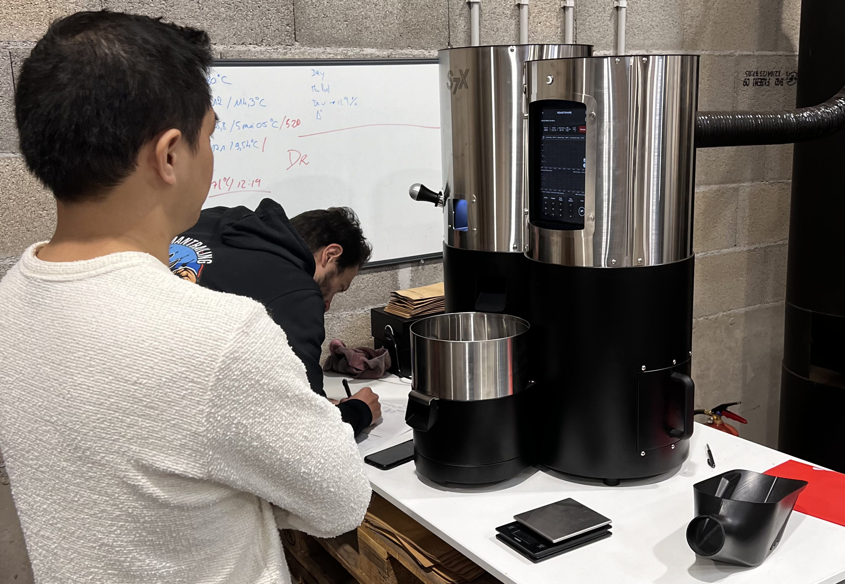 Formation pratique en torréfaction de café avec machine professionnelle à Paris Coffee Roasting University